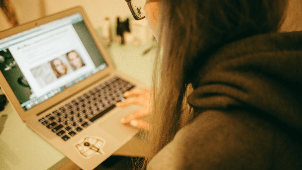 Pessoa estudando para certificação em redes no notebook, acessando conteúdo online sobre preparação para a prova Cisco ENCOR.