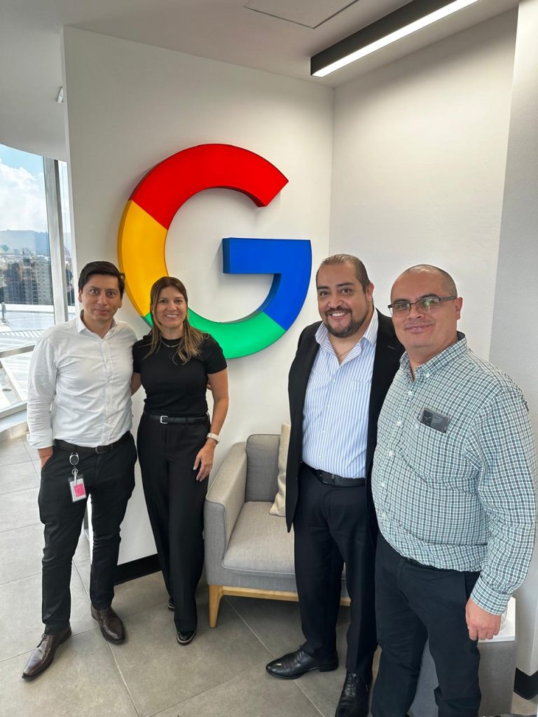Grupo de profissionais em El Salvador participando de um programa de capacitação oficial em Google Cloud, com instrutores da Fast Lane, focados em habilidades técnicas e certificações em nuvem.