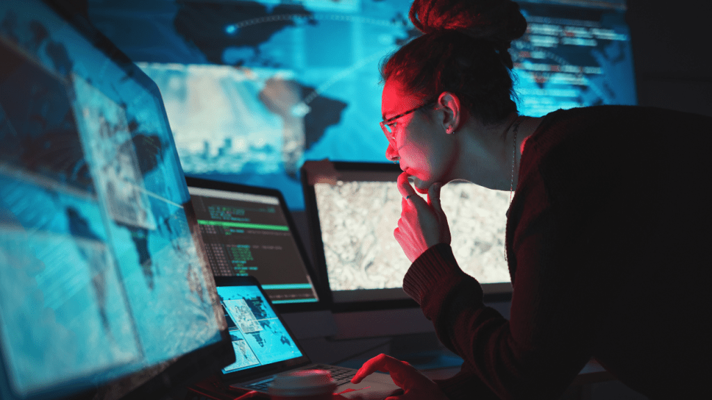 Especialista em segurança digital investigando ataque hacker em sistemas financeiros.