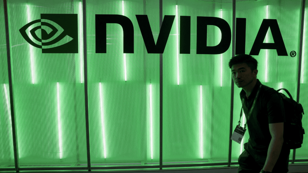 Pessoa passa por painel com logomarca da Nvidia na Computex em Taiwan em junho de 2024 — Foto: Ann Wang/Reuters