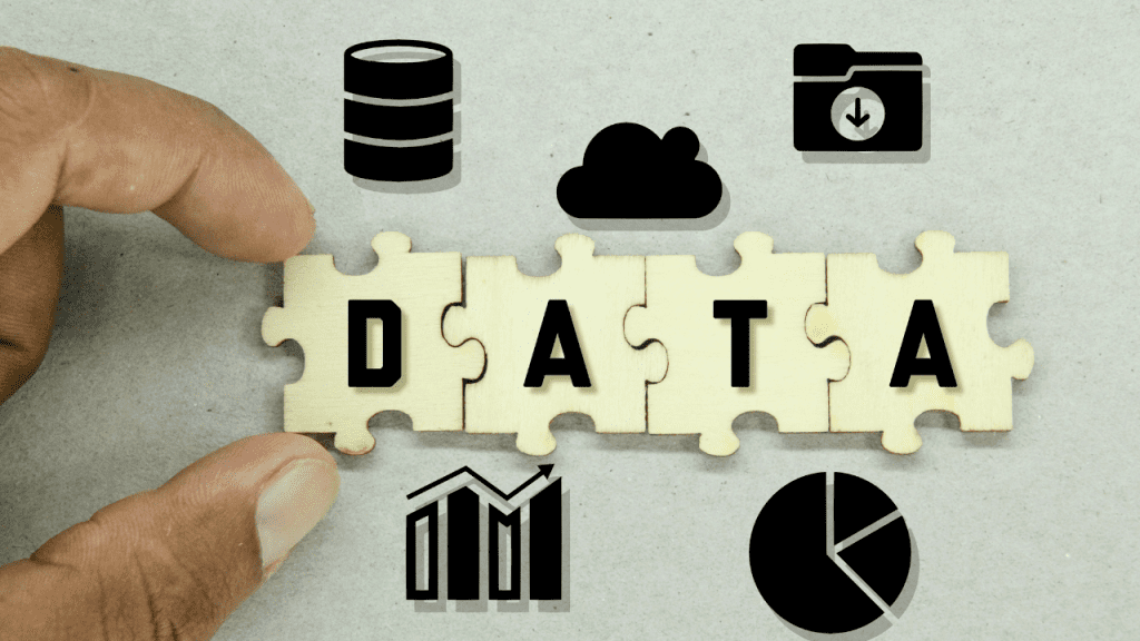 Quatro peças de um quebra cabeça que juntas formam a palavra "DATA"