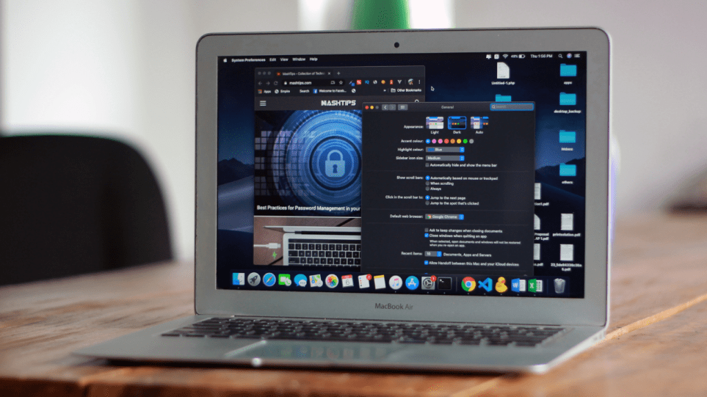 Laptop com configurações do macOS abertas e site sobre boas práticas de senhas com cadeado na tela, simbolizando segurança da informação.