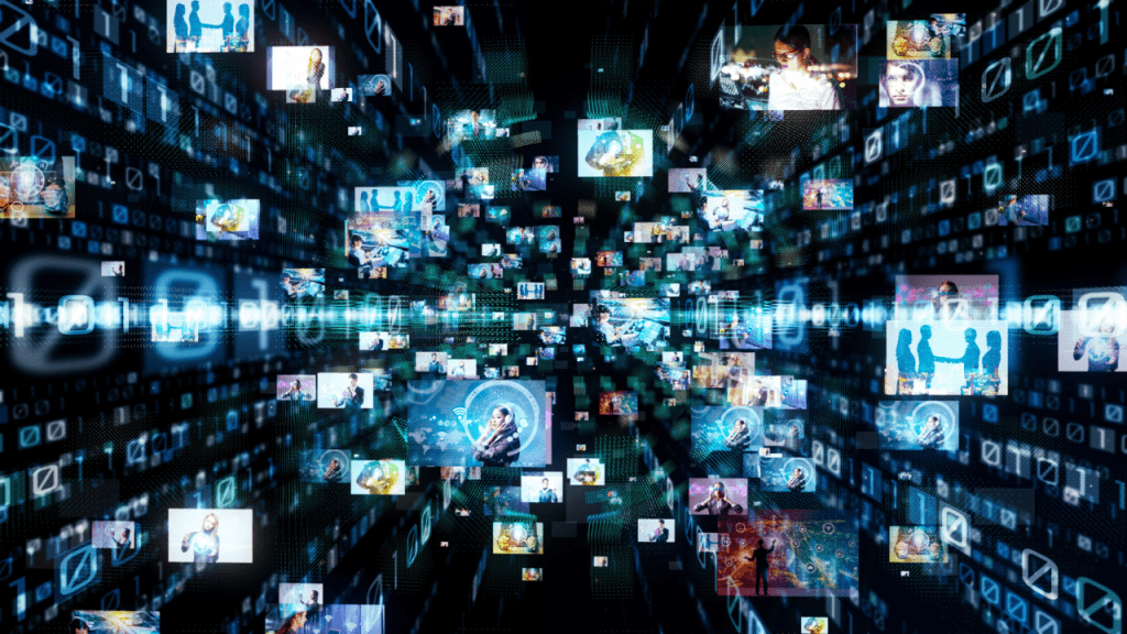 Colagem digital em forma de túnel com códigos binários e dezenas de miniaturas flutuantes de pessoas e cenas de negócios, simbolizando fluxo de dados, IA e transformação digital.