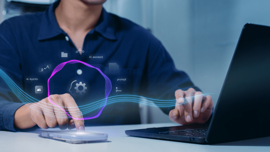 Pessoa utilizando smartphone e notebook enquanto interage com interface digital que destaca recursos de IA, automação e assistentes inteligentes, simbolizando o novo direcionamento das certificações Cisco em tecnologia e cibersegurança.