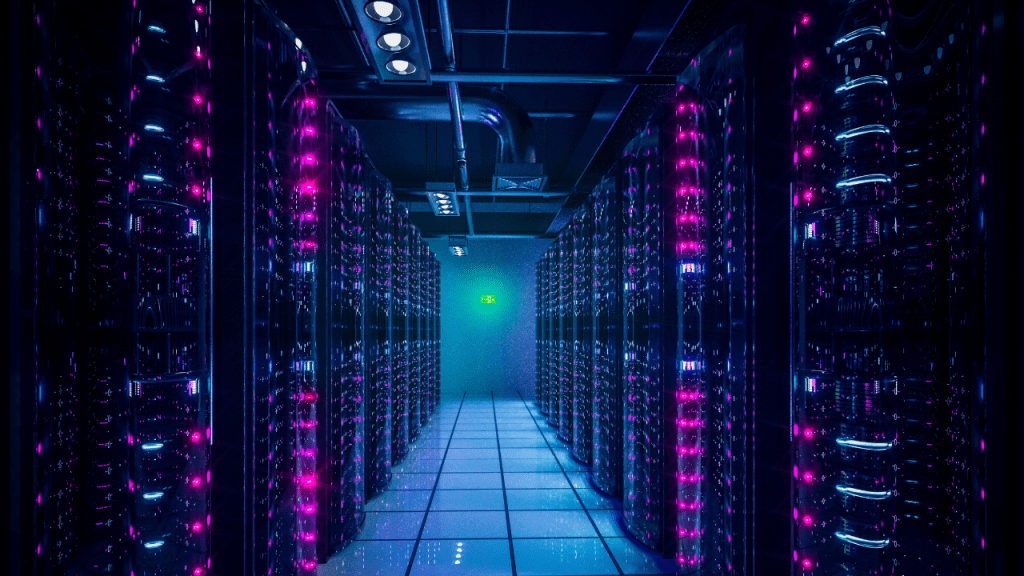 Corredor de data center com fileiras de servidores iluminados em tons de azul e rosa, representando infraestrutura de TI, processamento de dados, containers e ambientes escaláveis com Kubernetes.