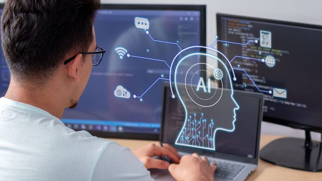 Profissional de TI codificando enquanto ícones de nuvem, rede e mensagens se conectam a uma cabeça digital com o símbolo AI