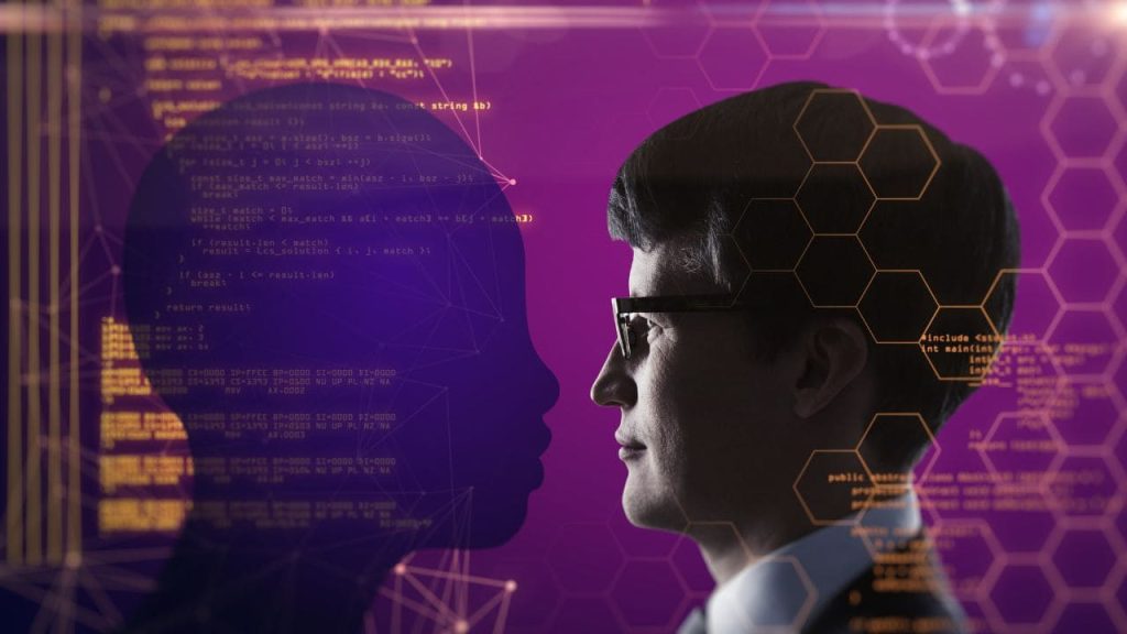 Imagem conceitual sobre inteligência artificial, com o perfil de uma pessoa diante da silhueta de uma cabeça formada por códigos de programação, sobre fundo roxo com elementos gráficos de tecnologia.