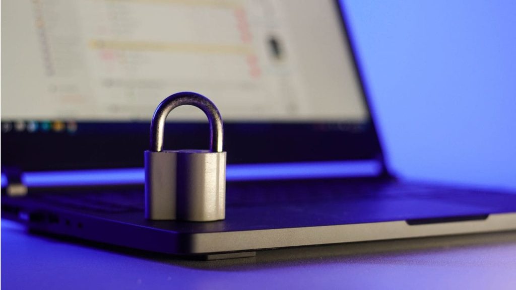 Cadeado sobre um notebook, representando a segurança digital e a proteção de dados e credenciais contra acessos não autorizados.